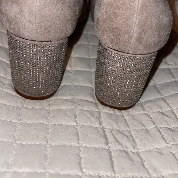 NIB- KARL LAGERFELD PARIS TAUPE LEATHER RHINESTONE BLOCK HEELS SZ 9.5 “Solaine” - Picture 5 of 11